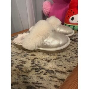 UGG Kids Classic II Cozy Metallic Shearling Lined Slides In Gold